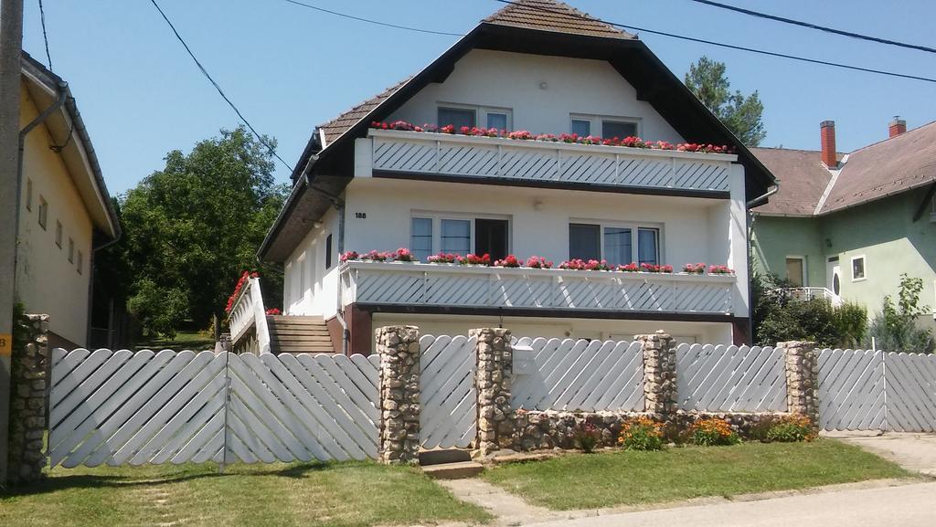 Betti Vendeghaz Apartment Alsopahok Exterior photo